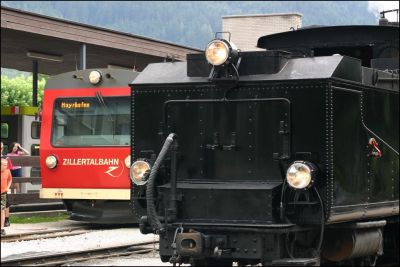 Der R 162 wartet auf die Ausfahrt des D 214 mit der 83-076 aus Mayrhofen
Schlüsselwörter: Zillertal , Bahn , VT , Niederflur , Triebwagen , Steuerwagen , 83 , Club 760 , 83 076 , 076