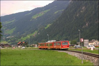 Kurzfristig änderte sich die Reihenfolge der Abfahrten aus Mayrhofen dann doch noch, womit sich R 162 sich vor dem Dampfzug nach Jenbach aufmachte
Schlüsselwörter: Zillertal , Bahn , VT , Niederflur , Triebwagen , Steuerwagen