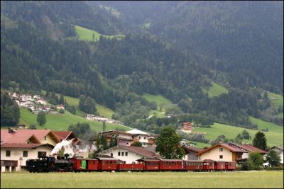 Der Dampfzug folgte dann unmittelbar im Blockabstand, hier muss er erst auf die Einfahrtserlaubnis in den Bahnhof Ramsau warten, wo er dann auch gleich den R 161 kreuzen wird
Schlüsselwörter: Zillertal , Bahn , 83 , Club 760 , 83 076 , 076