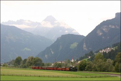 Dank des längeren Aufenthaltes und ordentlichen Pedaltritten gelang es dann letztmals den Dampfzug am zweigleisigen Abschnitt zwischen Zell am Ziller und Ramsau zu fotografieren
Schlüsselwörter: Zillertal , Bahn , 83 , Club 760 , 83 076 , 076