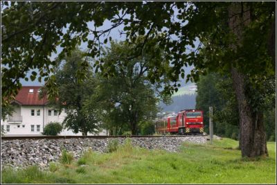 Als Gegenzug R 166 in Richtung Jenbach, an der gleichen Fotostelle
Schlüsselwörter: Zillertal , Bahn , VT , Niederflur , Triebwagen , Steuerwagen , D , Gmeinder