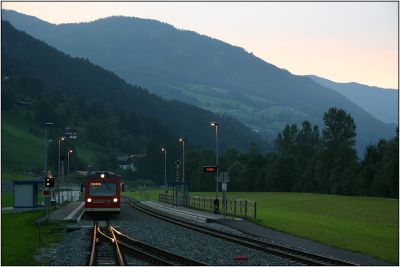 Es wird Zeit das nächtliche Schlafgemach aufzusuchen, praktischerweise gleich daneben befindet sich die neue Hst. Angererbach-Ahrnbach, hier mit R 169 dem letzten Zug des Tages nach Mayrhofen
Schlüsselwörter: Zillertal , Bahn , VT , Niederflur , Triebwagen , Steuerwagen