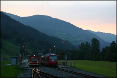 Hier findet auch die Zugkreuzung mit dem verspäteten R 168 statt ...
Schlüsselwörter: Zillertal , Bahn , VT , Niederflur , Triebwagen , Steuerwagen