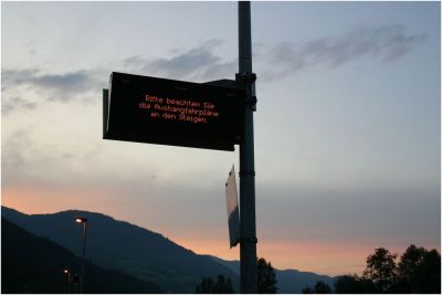 Ein neues FahrgastInformationSystem (kurz FIS) ist auf der Zillertal in Kooperation mit dem VVT im Einsatz, leider basiert es nur auf den Fahrplandaten und kann (noch) keine Verspätungen anzeigen, so erlischte hier schon die Anzeige VOR Ankunft des R 168
Schlüsselwörter: Zillertal , Bahn , Fahrgast , Information , FIS