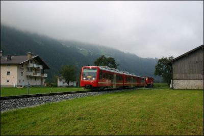 Der zweite Zug des Tages von Mayrhofen nach Jenbach, um 6:58 bei Erlach
Schlüsselwörter: Zillertal , Bahn , VT , Niederflur , Triebwagen , Steuerwagen