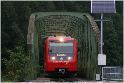 R 119 auf der Zillerbrücke vor Zell am Ziller
Schlüsselwörter: Zillertal , Bahn , VT , Niederflur , Triebwagen , Steuerwagen , D , Gmeinder