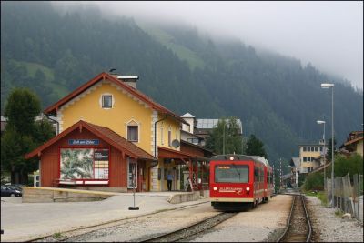 R 121 in Zell am Ziller, er wird am zweigleisigen Abschnitt den R 122 kreuzen
Schlüsselwörter: Zillertal , Bahn , VT , Niederflur , Triebwagen , Steuerwagen , D , Gmeinder