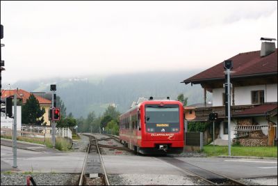 Die, doch für schmalspurige Verhältnisse sehr ungewohnte, Ausfahrt aus Zell am Ziller mit R 121
Schlüsselwörter: Zillertal , Bahn , VT , Niederflur , Triebwagen , Steuerwagen