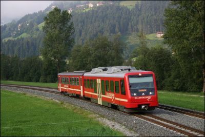 Abwechlsung gab es dann mit diesem netten "Kurzzug", normalerweise verkehren nämlich alle Züge dreiteilig
Schlüsselwörter: Zillertal , Bahn , VT , Niederflur , Triebwagen , Steuerwagen