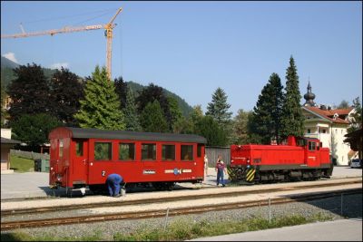 Bereits auf der Rückfahrt nach Jenbach begegnete mir dann in Aschau noch ein nicht alltäglicher Vorgang, die Abholung eines im Dampfzug schadhaft gewordenen Wagens!
Schlüsselwörter: Zillertal , Bahn , D , D 10