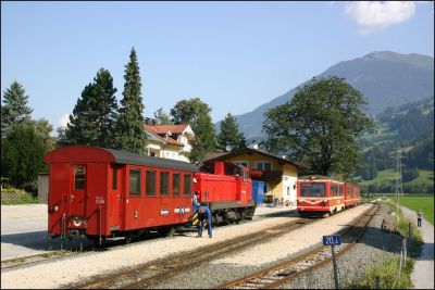 Der "Hilfszug" muss noch warten bis er in einer kleinen Lücke im 30-Minuten-Takt auf die Strecke gelassen wird wo er ohne Behinderung des Verkehrs bis Jenbach durchfahren kann
Schlüsselwörter: Zillertal , Bahn , VT , Niederflur , Triebwagen , Steuerwagen , D , D 10