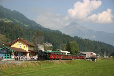 Der D 211 mit 83-076 bei der Einfahrt in den Bahnhof Fügen-Hart
Schlüsselwörter: Zillertal , Bahn , 83 , Club 760 , 83 076 , 076