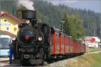 Die 83-076 mit dem Dampfzug 211 in Fügen-hart beim Abwarten des Gegenzuges und dem Einsteigen einer Reisegruppe (5 Busse)
Schlüsselwörter: Zillertal , Bahn , 83 , Club 760 , 83 076 , 076