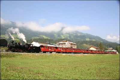 Die 83-076 mit dem Dampfzug 211 in Fügen-hart beim Abwarten des Gegenzuges und dem Einsteigen einer Reisegruppe (5 Busse)
Schlüsselwörter: Zillertal , Bahn , 83 , Club 760 , 83 076 , 076