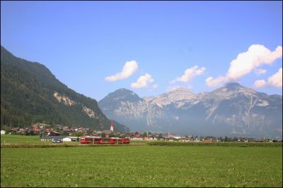 Das Wetter ermöglichte dann auch endlich schöne Landschaftsaufnahmen ...
Schlüsselwörter: Zillertal , Bahn , VT , Niederflur , Triebwagen , Steuerwagen , D , Gmeinder