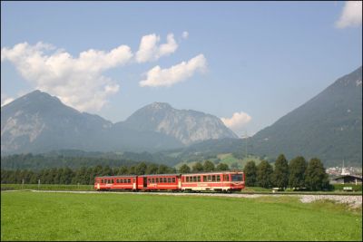 Einfahrt in den Bahnhof von Strass im Zillertal mit einer reinen "Hochflurer"-Garnitur, der standardmäßige Niederflurwagen musste in Jenbach ausgereiht werden
Schlüsselwörter: Zillertal , Bahn , VT , Hochflur , Triebwagen , Steuerwagen