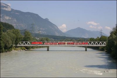 Auf der Innbrücke kurz vor Rotholz
Schlüsselwörter: Zillertal , Bahn , VT , Niederflur , Triebwagen , Steuerwagen , D , Gmeinder