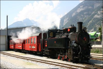 Bereit zur Abfahrt steht die ZB No.5 - Gerlos vor der Wagenhalle für eine kleine Lastprobefahrt nach Arbeiten am Triebwerk
Schlüsselwörter: Zillertal , Bahn , Uh , 498 , 5 , Gerlos