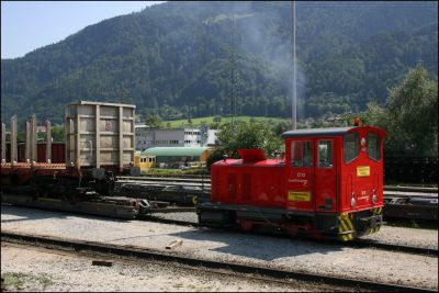 Ferngesteuerter Verschub in Jenbach, die D12 hat alle Mühe mit den langen Rollwagenzügen
Schlüsselwörter: Zillertal , Bahn , D , D 12 , 12 , Funk , Fernsteuerung