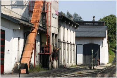 Die Lokbehandlungsanlange in Jenbach,  im Hintergrund ist ein kleiner Teil des Lokschuppen zu sehen
