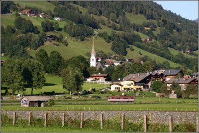 Kurz nach der Ausfahrt aus Piesendorf Bad passiert der VTs 14 die Kirche von Piesendorf
Schlüsselwörter: Vt , Vts , 14 , 5090 , slb