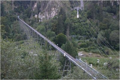 Am 23.03.1974 ging nach ungefair 2 1/2-jähriger Bauzeit die "GBK 2" - Gletscherbahn Kaprun in Betrieb!

Mit einer Spurweite von 946mm und einer Länge von 3,900km (3,250m im Tunnel) war sie auch für damalige Zeit ein recht ergeiziges Vorhaben, im Bild zu sehen der beginn der Strecke der als Brückenkonstruktion nach gut 600 Metern direkt in den Tunnel mündet.
Schlüsselwörter: Kaprun , Kitzsteinhorn , Gletscher , Standseil , Bahn