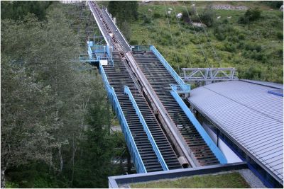 Bis zu 180 Passagiere konnten in wenig mehr als acht Minuten bis in die obere Station, dem sogenannten "Alpincenter", transportiert werden, je nach Andrang fuhr man alle 10-15 Minuten berg-/talwärts.
Schlüsselwörter: Kaprun , Kitzsteinhorn , Gletscher , Standseil , Bahn