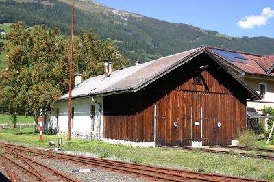 Das zweiständige Heizhaus von Krimml beherbergt bereits jetzt schon eine Dampflok, ab Sommer 2010 wird wieder richtiges Leben hier hinein kommen...
