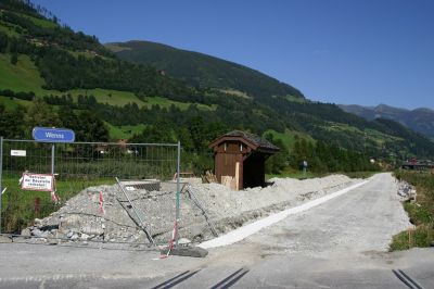 Die ehem. und zukünftige Haltestelle in Wenns
Schlüsselwörter: Wiederaufbau Pinzgauer Lokalbahn