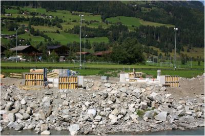 Östlich von Mühlbach wird auch fleißig an einer neuen Brücke gearbeitet, die alte war "sozusagen" nicht mehr zu gebrauchen ...
Schlüsselwörter: Wiederaufbau Pinzgauer Lokalbahn