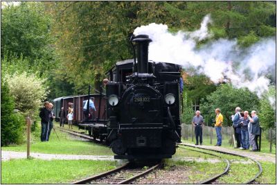 In Pergern wurden dem Fotogüterzug zwei zusätzliche Wagen beigegeben, den Verschub übernahm die 298.102 selbst, erst später wurde dann die 298.52 dem Güterzug vorgespannt.
Schlüsselwörter: 298 , 102 , Sierning