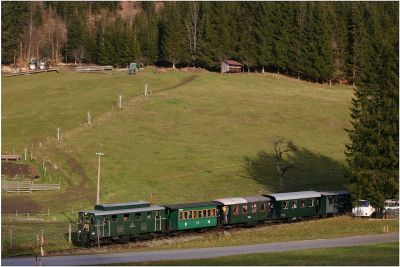 Ausfahrt des Nikolozuges 2009 aus dem Bahnhof von Pfaffenschlag bei Lunz
Schlüsselwörter: 2093 , 01 , NÖLB , ÖGLB , Nikolo