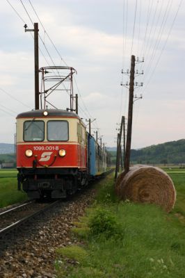 1099.001-8
1099 001-8 ist am frühen Morgen mit dem Ötscherbär auf dem Weg nach Mariazell.

Schlüsselwörter: Mariazellerbahn , 1099