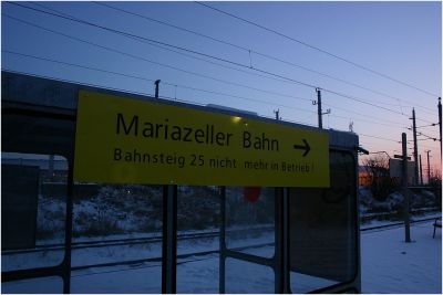 Erfreulicherweise schon wieder Geschichte, der Ausweichbahnsteig in St.Pölten während des Umbaues der Bahnsteige
