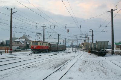 Einfahrt des R 6826 bespannt mit 1099.004-2 in Ober Grafendorf
Schlüsselwörter: 1099 , 004 , 2 , talstrecke