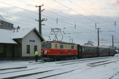 1099.004-2 mit dem morgentlichen R 6826 nach St.Pölten in Ober Grafendorf
Schlüsselwörter: 1099 , 004 , 2 , talstrecke