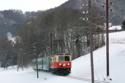 R 6805 "Dirndltaler" vor Kirchberg a. d. Pielach bei der Andreaskirche
Schlüsselwörter: 1099 , 008 , 3 , talstrecke , andreaskirche