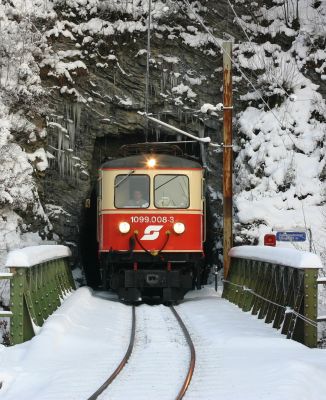 Die "klassische" Aufnahme der 1.Pielachbrücke, des Zuges und des 62m langen Schwarzenbachtunnel bei km 39,7
Schlüsselwörter: 1099 , 008 , 3 , talstrecke , pielachbrücke