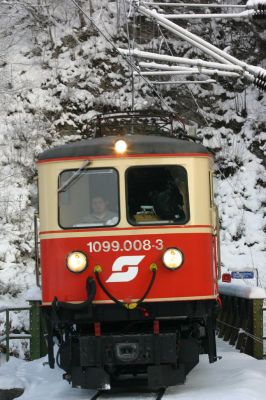 Unser Zug befährt gerade die 1. Pielachbrücke und wird in Kürze in den Natterstunnel eintauchen
Schlüsselwörter: 1099 , 008 , 3 , talstrecke , schwarzenbach