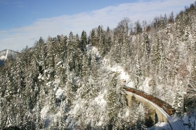 REX 6807 "Ötscherbär" mit 1099.010-9 am Klausgrabenviadukt
Schlüsselwörter: 1099 , 010 , 9 , bergstrecke , klausgraben