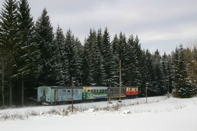 R 8404 "Dirndltaler" nach St.Pölten, aufgenommen kurz vor dem Bahnhof von Mitterbach
Schlüsselwörter: 1099 , 008 , 3 , bergstrecke , mitterbach