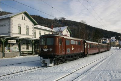 In wenigen Minuten geht es mit der 1099.010-9 und dem R 6852 auf nach Gösing
Schlüsselwörter: 1099 , 010 , 9 , bergstrecke , mariazell