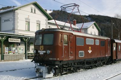 In wenigen Minuten geht es mit der 1099.010-9 und dem R 6852 auf nach Gösing
Schlüsselwörter: 1099 , 010 , 9 , bergstrecke , mariazell