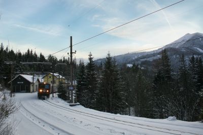 1099.010-9 mit dem REX 6810 "Ötscherbär" am Weg nach St.Pölten in Erlaufklause
Schlüsselwörter: 1099 , 010 , 9 , bergstrecke , erlaufklause