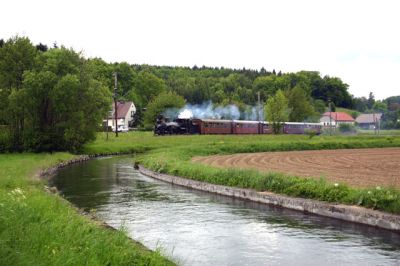 Mh.6 bei Kammerhof
Der erste Sonderzug dieses Wochenendes befindet sich auf dem Weg nach Kirchberg/Pielach. Hier aufgenommen unmittelbar vor der Hst. Kammerhof.

Schlüsselwörter: Mariazellerbahn , Mh.6 , Mh 6 , Kammerhof