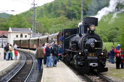 Mh.6
Ankunft in Kirchberg/Pielach. Eigentlich planten wir den Zug nur am Samstag zu verfolgen, doch wir sollten unsere Pläne noch ändern.

Schlüsselwörter: Mariazellerbahn , Mh.6 , Mh 6 , Kirchberg , Pielach