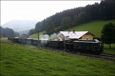 Nur dreimal gab es bei der Bergfahrt "leichten Schlupf", ansonsten hätte die Uv.1 den Zug auch alleine befördern können, doch bei 34 Promille und feuchten, frühherbstlichen Schienen ist Vorspann Balsam für die Nerven.
Schlüsselwörter: 2093 , 01 , 298 , 205 , Uv.1 , uv1