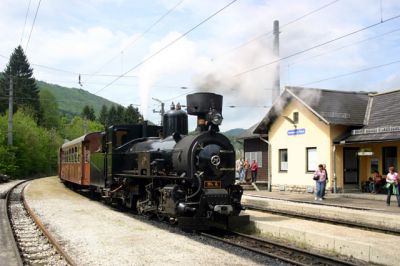 Mh.6 in Kirchberg
Letzter Tag des Schmalspurfestivals.Dank der guten Seelen im Heizhaus in Ober-Grafendorf fuhr Mh.6 an diesem Tag mit Kobel vorraus Ober-Grafendorf. 

Schlüsselwörter: Mariazellerbahn , Mh.6 , Mh 6