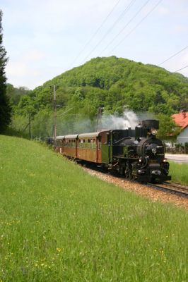 Mh.6 in Fahrt
Heute geht es mit Kobel voraus Richtung Ober Grafendorf, Grund genug um nocheinmal die Kamera zu zucken und den Zug zu verfolgen. 

Schlüsselwörter: Mariazellerbahn , Mh.6 , Mh 6