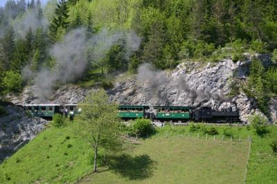 Uv.1 in luftiger Höhe.
Zwischen Pfaffenschlag und der Hst. Holzapfel gibt es immer wieder schöne Fotostellen, an denen sich die Bahn den Weg durch die Felsen bahnt.

Schlüsselwörter: Ybbstalbahn , Bergstrecke , Uv.1 , Uv 1